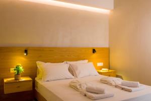 Posteľ alebo postele v izbe v ubytovaní Pakio Luxury Villa : Private Cretan Holidays