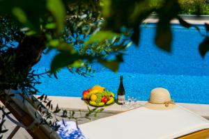 Bazén v ubytovaní Pakio Luxury Villa : Private Cretan Holidays alebo v jeho blízkosti