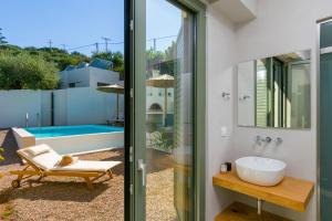 Bazén v ubytovaní Pakio Luxury Villa : Private Cretan Holidays alebo v jeho blízkosti