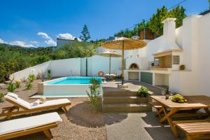 Bazén v ubytovaní Pakio Luxury Villa : Private Cretan Holidays alebo v jeho blízkosti