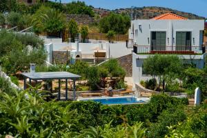 Bazén v ubytovaní Pakio Luxury Villa : Private Cretan Holidays alebo v jeho blízkosti