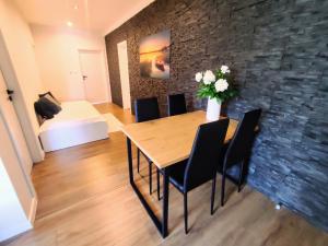 A seating area at Apartman Panorama Park & Free Parking
