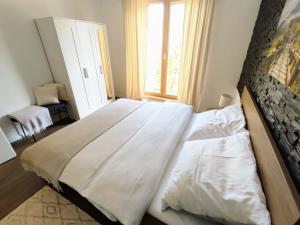 A bed or beds in a room at Apartman Panorama Park & Free Parking