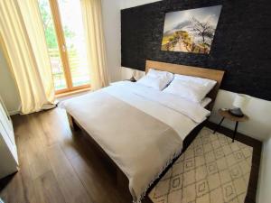A bed or beds in a room at Apartman Panorama Park & Free Parking