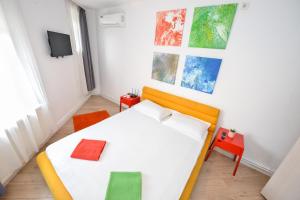 ein Schlafzimmer mit einem Bett und einem TV an der Wand in der Unterkunft Bucharest City Center Villa in Bukarest