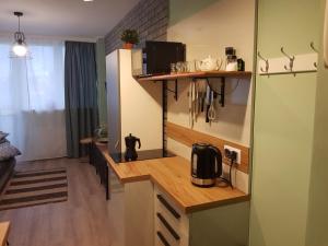 a room with a kitchen with a counter with a microwave at Apartament ul Okopowa - Parking płatny in Kołobrzeg