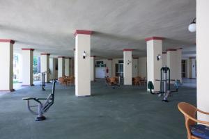 ein Fitnessstudio mit mehreren Laufbändern und Ergometern in der Unterkunft Romana Playa 555 in Marbella