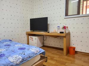 Televizorius ir (arba) pramogų centras apgyvendinimo įstaigoje Chenal Motel