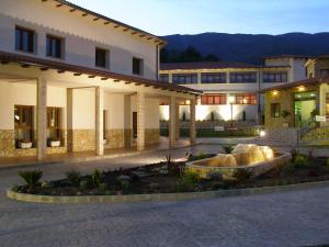 a building with a fountain in the middle of a courtyard at Mirador de La Portilla in Jarandilla de la Vera