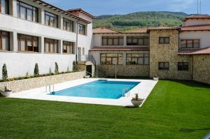 una casa con piscina en el patio en Mirador de La Portilla, en Jarandilla de la Vera