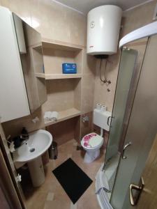 Private bedroom with bathroom tesisinde bir banyo
