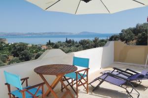 アギア・ガリニにあるKalliroe Apartments -Cretaのテーブルと椅子、水辺の景色を望むバルコニー