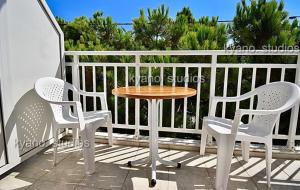 利迈纳里亚Kyano Studios-Sotiria studios的阳台上的两把椅子和一张桌子