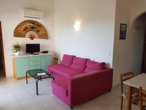 sala de estar con sofá rosa y mesa en ORO 61, en Conca