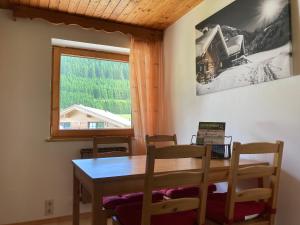 uma sala de jantar com uma mesa e cadeiras e uma janela em Wiesenhof em Berwang