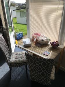 einen Tisch mit einem Stuhl neben einem Fenster in der Unterkunft Riviera in Dartmouth + 18 Fotos