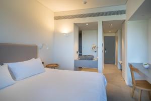 Postel nebo postele na pokoji v ubytování Caravel Suites - Adults Only