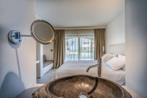Postel nebo postele na pokoji v ubytování Caravel Suites - Adults Only