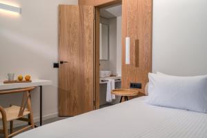 Postel nebo postele na pokoji v ubytování Caravel Suites - Adults Only