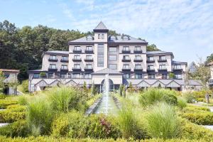 duży budynek z fontanną przed nim w obiekcie Eden Paradise Hotel w mieście Icheon