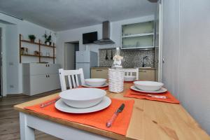 una cucina con tavolo, ciotole e piatti di B&B Sea and Garden a Orbetello