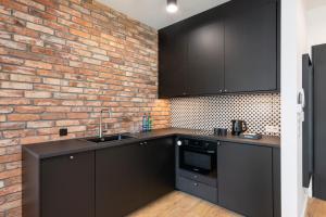 Kuchyňa alebo kuchynka v ubytovaní Karolkowa 28 II - Premium Apartments with Balcony by Noclegi Renters