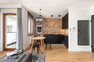 Kuchyňa alebo kuchynka v ubytovaní Karolkowa 28 II - Premium Apartments with Balcony by Noclegi Renters