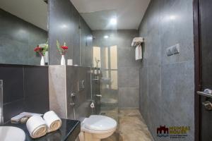 A bathroom at Hotel Mumbai House Airoli, Navi Mumbai