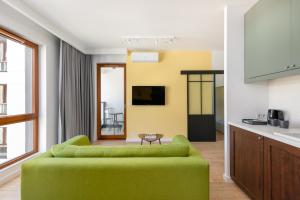 Kuchyňa alebo kuchynka v ubytovaní Karolkowa 28 II - Premium Apartments with Balcony by Noclegi Renters