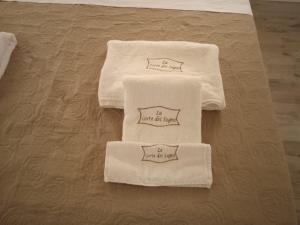 un groupe de serviettes posées sur un lit dans l'établissement La Corte dei Sogni, à Taviano