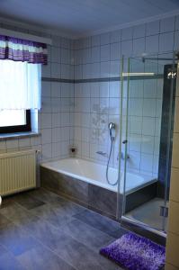 y baño con bañera y ducha. en Frühstückspension Porranzl, en Persenbeug
