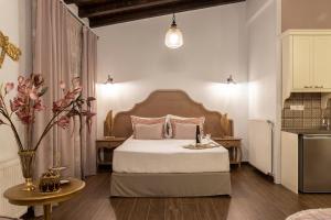 Villa La Varik 3 في لتوخورو: غرفة نوم مع سرير كبير مع وسائد وردية
