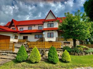 a large house with a red roof at Ośrodek Wypoczynkowy u Bartka in Czerwienne
