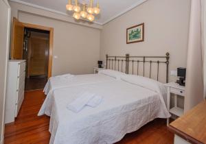 A bed or beds in a room at Casa Manuela, a 8 km de la playa VV-1966-AS
