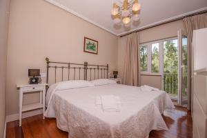 A bed or beds in a room at Casa Manuela, a 8 km de la playa VV-1966-AS