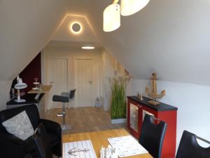 a living room with a table and chairs at Ankommen-Durchatmen in Boren