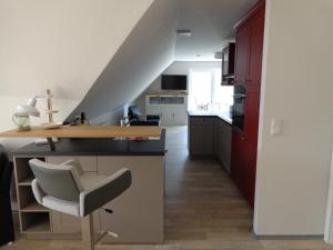 a kitchen with a desk and a chair in a room at Ankommen-Durchatmen in Boren