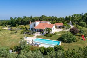 Bazén v ubytování Villa Natura Vita nebo v jeho okolí