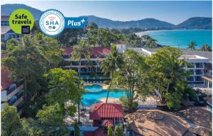 obraz ośrodka z basenem i znakiem na sprzedaż shk resort w obiekcie Patong Lodge Hotel - SHA Extra Plus w Patong Beach