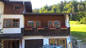 een huis met een balkon met bloemen erop bij Haus Schönsicht in Berchtesgaden