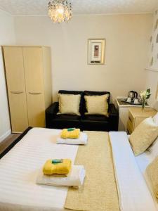 um quarto com uma cama com duas toalhas em Bamford House Hotel em Blackpool