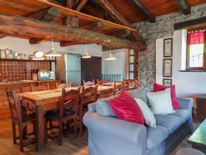 ein Wohnzimmer mit einem blauen Sofa und einem Tisch in der Unterkunft Chalet Clata Monfol Sauze in Monfol