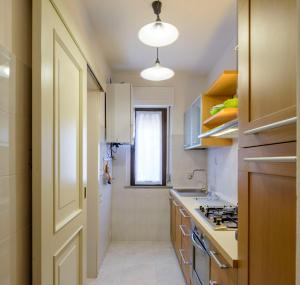 A kitchen or kitchenette at Appartamento Zappacenere