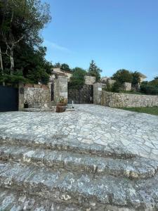 un patio de piedra con escaleras en un patio en Villa Palmina en Castelnuovo Parano