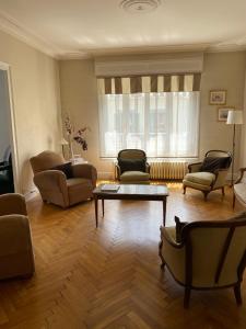 - un salon avec des chaises et une table basse dans l'établissement Elegant Duplex de Haut Standing de 230m2, à La Roche-sur-Foron