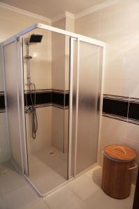 eine Dusche mit einer Glastür in einem Badezimmer in der Unterkunft Kaş Güzey apart 3+1 Doğa ve deniz manzaralı in Kaş + 35 Fotos
