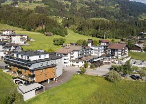 una vista aérea de un pueblo en las montañas en Residenz Schiestl, en Fügenberg