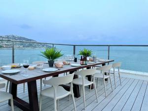 uma mesa num deque com vista para o oceano em Apartamentos Stella Maris em Roses