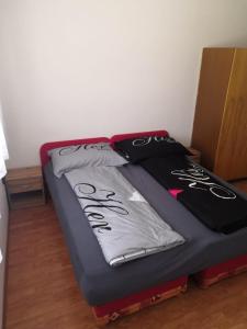 Una cama o camas en una habitación de Ubytovanie u Božky