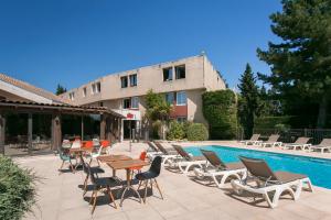 Bazén v ubytování ibis Avignon Sud nebo v jeho okolí